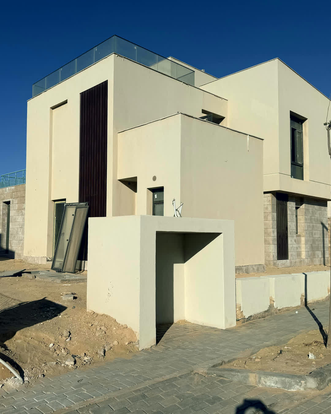 الفيلا المستقلة من الخارج، بواجهاتها الأربع وسور السطح الزجاجي