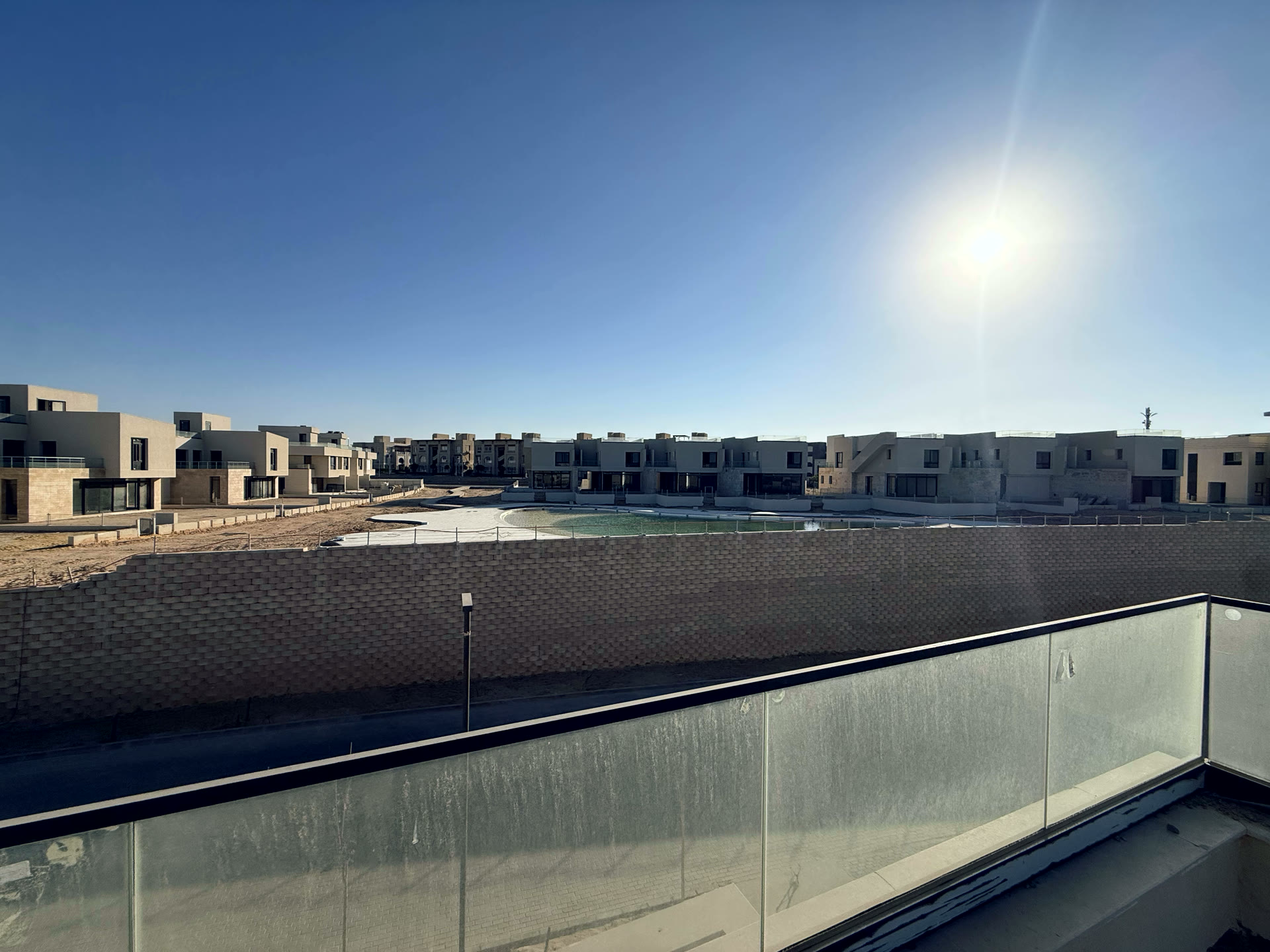 الإطلالة الخلفية على البحيرة والمسطحات المائية، والأرض المحيطة بالمبنى
